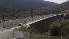 Un viaducto del AVE con los postes de la catenaria instalados