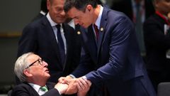 S�nchez saluda a Juncker, en la primera reuni�n para la elecci�n de su sucesor en la Comisi�n