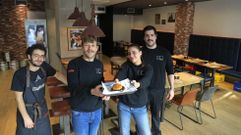 Lo tres propietarios de Sabroso (en la foto, junto a su ayudante de cocina) revelan que lo m�s complicado de emprender fue todo el trabajo previo, desde la creaci�n de la sociedad hasta elegir a los proveedores. �El proceso de construcci�n parece muy f�cil, pero son miles de cosas a las que, adem�s, nos enfrentamos por primera vez. Ahora viene lo f�cil: hacer lo que sabemos�, dicen. Cierran los lunes y su horario es de 13.30 a 16.30 y de 20.30 a 23.30 horas (los viernes y s�bados, hasta las 1.30 horas).