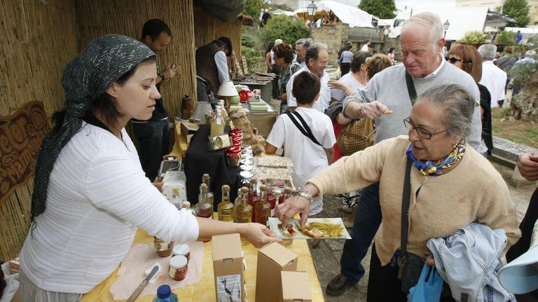 Degustaci�n de produtos de Caurelor nun posto instalado na feira Outrora de Rubi�n