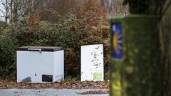 Arc�n frigor�fico de grandes dimensiones y partes de una nevera abandonados en un cruce del Cami�o a los pies del moj�n que se�ala el kil�metro 102,161 de la ruta.