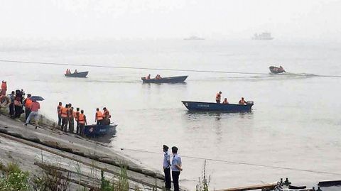 M�s de 400 personas, la mayor�a turistas chinos de entre 50 y 80 a�os, contin�an desaparecidas unas 15 horas despu�s de que se hundiera el barco.