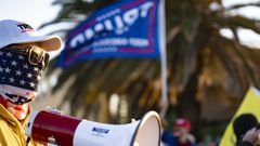 Una trumpista se manifiesta en San Diego