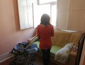 Una de las mujeres de la familia de cuatro miembros que se quedar� en la calle este mes. 