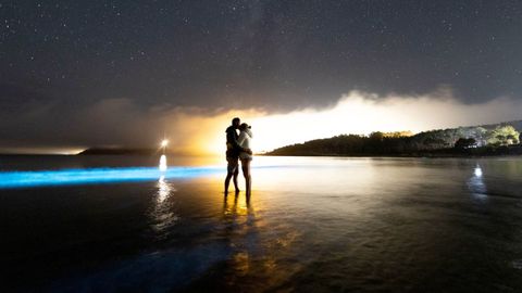 Mar de ardora en la playa de Estorde, Cee