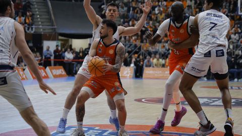 D&iacute;dac Cuevas, rodeado de contrarios durante el partido ante el Obradoiro.