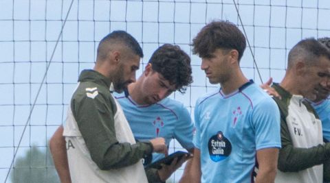 Hugo Gonz�lez y Javi Rodr�guez, con R�ber Fern�ndez, en la pretemporada del Celta del 2025.