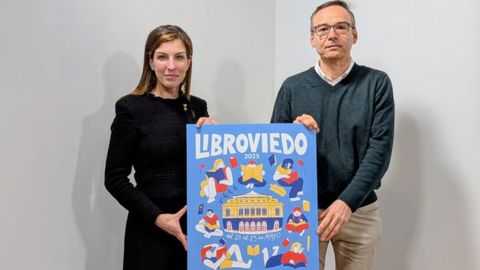 La concejala delegada de Educacin, Lourdes Garca, y el presidente de LibrOviedo, Enrique Maradona