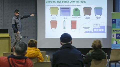 Imagen de una charla sobre compostaje en Vilagarc�a