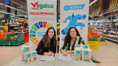 La directora de Sostenibilidad y Comunicaci�n Corporativa de Vegalsa-Eroski, Gabriela Gonz�lez, y la presidenta de ACEGA, Gloria Bern�rdez, formalizan la colaboraci�n en el Hipermercado Eroski de A Sionlla, en Santiago de Compostela.