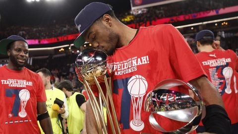 Trent Forrest, base del Baskonia,�posa con los trofeos de campe�n y de mejor jugador del torneo al t�rmino de la final de la Copa del Rey.