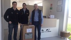 Miembros del equipo de Embriovet muestran la caja donde los embriones partieron hacia Estados Unidos.