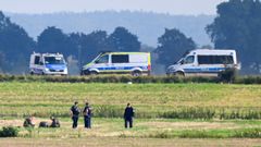 Policas revisan el lugar de cada de un dron ruso. 
