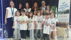 El regidor carball�s, Daniel P�rez, con escolares y docentes del G�ndara-Sof�n