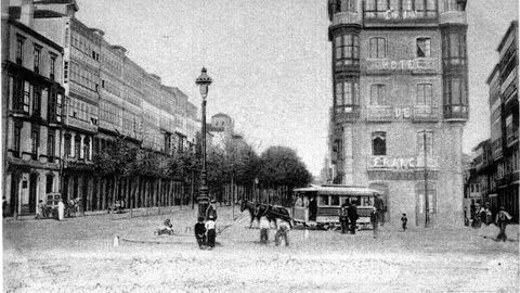 Vehículo tirado por mulas nas rúas da Coruña, na zona da praza de Mina. Comezos da Compañía de Tranvías, a principios do século XX