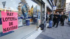 Imagen de archivo de las colas para la compra de lotera de Navidad
