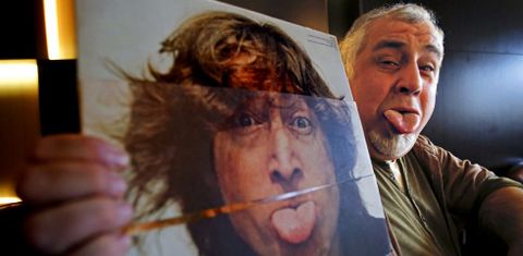 Rob posa con uno de sus discos favoritos de John Lennon, al que su madre describa como una muy buena persona. 