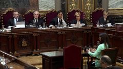 Marchena, primero por la izquierda, escucha el testimonio de la abogada Silvia Carmona, citada por la defensa