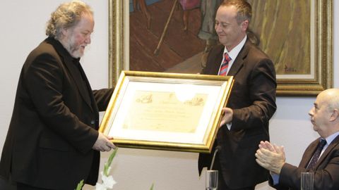 Recibiendo el nombramiento de hijo predilecto de Amoeiro en el a�o 2008