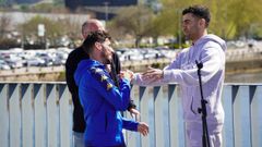 Los capitanes de Portus Apostoli y O Parrulo se saludan a su llegada a la presentaci�n de la final.