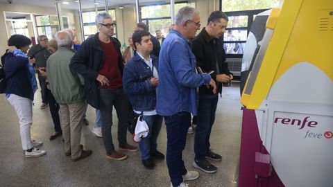 Los participantes del viaje reivindicativo en tren desde la estaci�n de Ferrol hasta la de Pedroso, comprando los billetes.