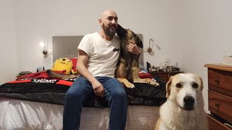 Manuel Laranga con sus perros Eco y Broa en su casa de A Pobra, desde donde se traslada todos los d�as a Santiago para trabajar.