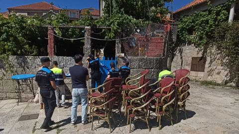 Momento del nuevo precintado de la taper�a de Combarro