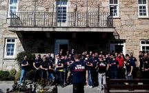 Bomberos concentrados el lunes delante del Concello de Santa Comba.