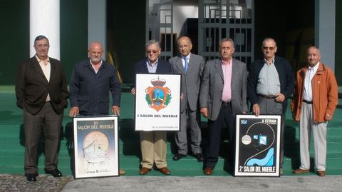 El empresario Antonio Goldar, tercero por la derecha, en una foto de los fundadores de la Feira do Moble de Galicia