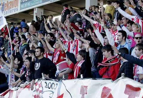 Un grupo de aficionados anima desde el fondo norte en el choque ante el Alcorc�n.