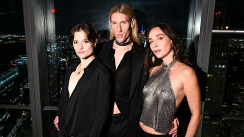 El dise�ador con dos modelos en la fiesta