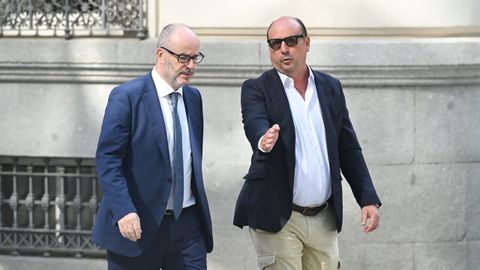 El empresario due�o de la compa��a Villafuel, Claudio Rivas, (a la derecha), a su llegada a la Audiencia Nacional.