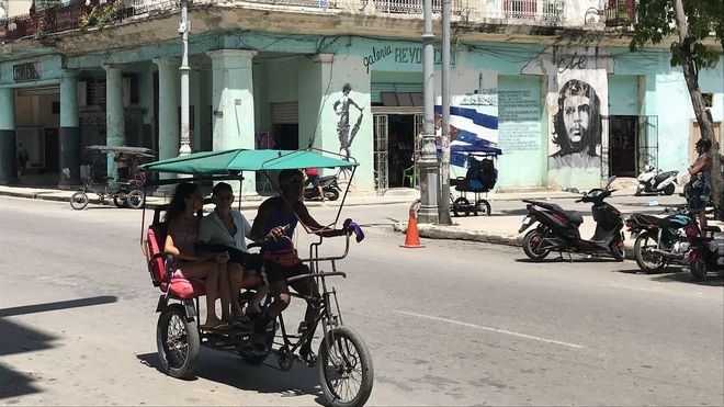 Una calle de La Habana, con un mural del Che Guevara al fondo