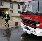 Los bomberos llegan al balneario de Augas Santas.