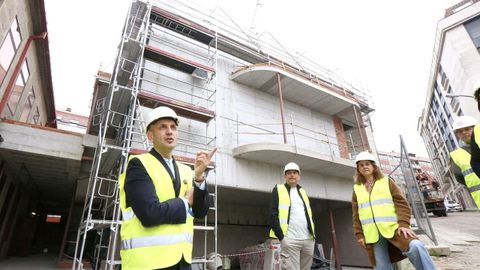 El regidor durante una visita a las obras con representantes de asociaciones y colectivos del municipio.