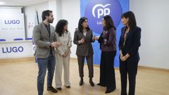 Paula Prado (en el medio), conversando con Elena Candia en presencia de cargos del PP en la provincia en la sede de Lugo