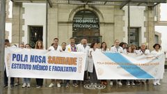 Concentraci�n de m�dicos este martes en la entrada del Hospital Provincial de Pontevedra, convocada por los sindicatos O'Mega y Simega