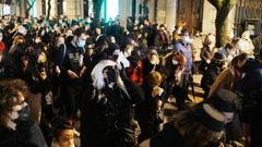 Alegres viudas y viudos acompa�aron el cortejo.