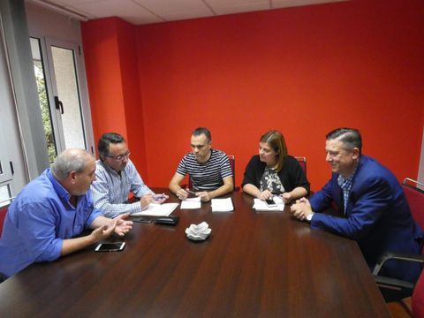 Gimena Llamedo, secretaria de Organización de la Federación Socialista Asturiana, Iván Fernández, secretario de Política Municipal,  
David García, secretario general del PSOE de Castrillón y los dos 
precandidatos Javier González y Ramón Valentín.