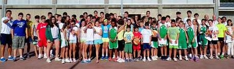Los participantes en la primera jornada de entrenamientos hicieron la foto de familia fuera del pabell�n del IES Parga Pondal de Carballo.