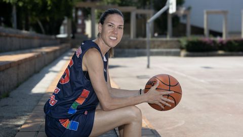 Anna Cruz, ayer en el parque vilagarciano de A Xunqueira, uno de los escenarios del Campus de Tecnificaci�n EncestaR�as en el que comparte estos d�as sus conocimientos con chavales de 8 a 16 a�os.
