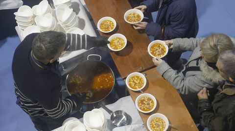 Reparto de las raciones de callos elaboradas para la fiesta naronesa.