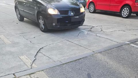 Son fotos da rua Alfredo Vicenti en Santiago. Na zona de Castiñeiriño-Lamas de Abade. A altura do Bar Tacon e o longo da rua, o firme completamente escachado e nin se molestan. En nada habera buratos.