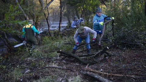 Imagen de archivo de una limpieza fluvial en O Mosquet�n, a cargo de R�o e Mar