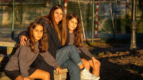 Jenny y sus mellizos, a quienes limita las pantallas y procurará no dar un móvil hasta los 16 años.