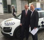 El vicepresidente de la Xunta y el alcalde, con el coche.