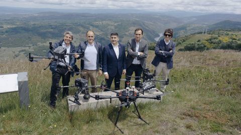 Presentación del proyecto, con el alcalde de Parada de Sil, Aquilino González, el delegado del Gobierno en Galicia, Pedro Blanco, y el presidente del Ineco, Sergio Vázquez, en el centro de la imagen