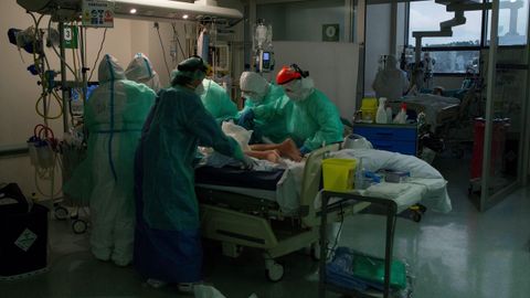  Sanitarios atienden a un paciente con coronavirus en la unidad de reanimacin (REA) del Complejo Universitario de Ourense, este mircoles. Agotados pero al pie del can un da tras otro. As estn en crticos. No en vano, es la mejor definicin del estado de nimo de los profesionales sanitarios que lidian con los contagios de la covid-19, tanto desde Cuidados Intensivos (UCI) como en REA.