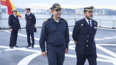 El comandante del Cantabria y el comandante de la 31 Escuadrilla, en la cubierta de vuelo delBAC, antes de su partida hacia el Mediterrneo