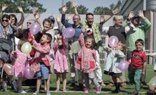 Peque�os y mayores fueron los protagonistas del Lipdub que ayer se grab� en el colegio de Ribadumia. 